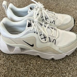 NIKE SNEAKERS SIZE 8.5